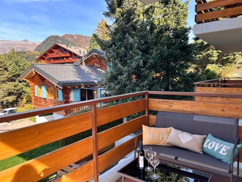 View (from property/room), Balcony/Terrace, Mountain view