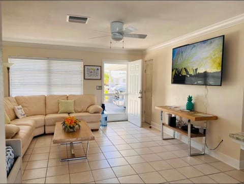 Cheerful home with two Bedrooms Bed and Breakfast in Cape Coral