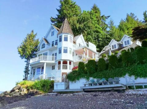 Vancouver Castle Waterfront with hot tub beach downtown Villa in Chemainus
