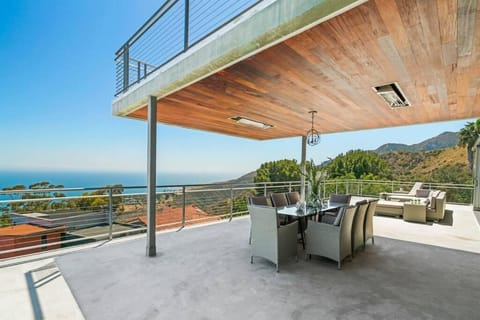 Malibu Glass House: Architectural w 180deg Views Villa in Topanga