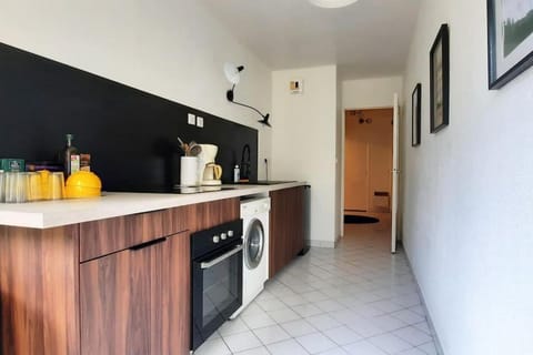 Kitchen or kitchenette, minibar, stove, washing machine