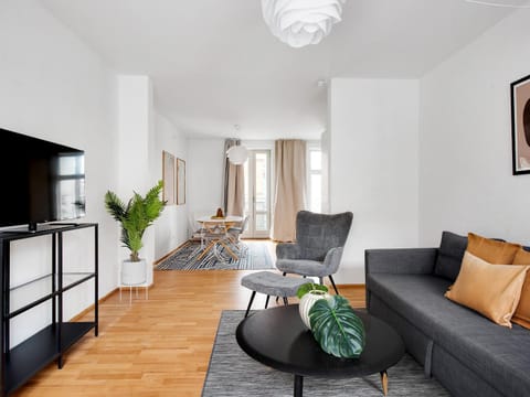 Sanders Constantin - Chic Two-Bedroom Apartment With Balcony Condo in Frederiksberg