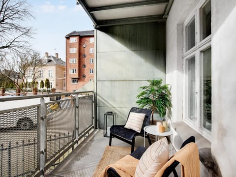 Sanders Constantin - Chic Two-Bedroom Apartment With Balcony Condo in Frederiksberg