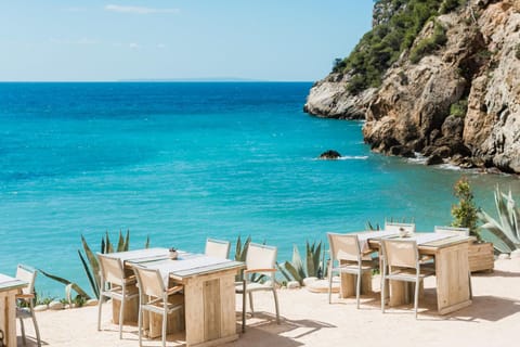 Restaurant/places to eat, Beach