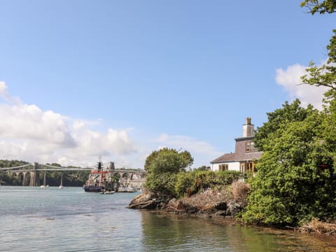 Ynys Faelog Cottage House in Menai Bridge