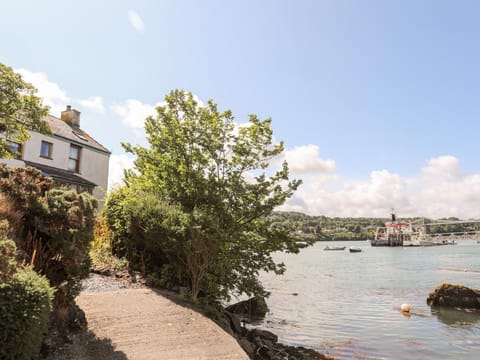 Ynys Faelog Cottage House in Menai Bridge