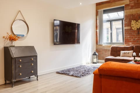 Modern 2 Bedroom with 75” TV & Free Wi-Fi Apartment in Bradford