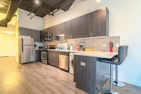 McCormick Place Spacious family heaven 3b-2b with optional parking that sleeps up to 10 Apartment in South Loop