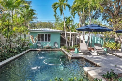 Art Deco Apt w Pool One Mile to Beach Pets Welcome Condo in Lake Worth