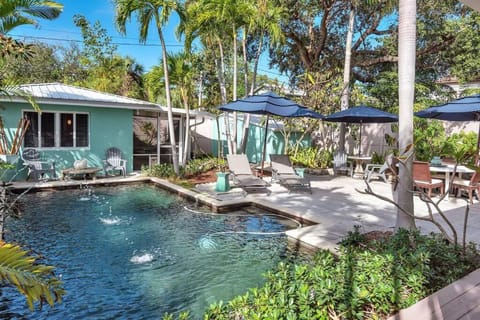 Charming Studio w Pool One Mile to Beach Pets Welcome Condo in Lake Worth