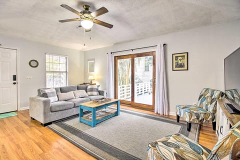 Proximity Place, Cozy Savannah Home with Deck! House in Wilmington Island