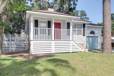 Proximity Place, Cozy Savannah Home with Deck! Casa in Wilmington Island