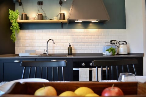 Kitchen or kitchenette, pet friendly, stove