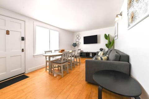 TV and multimedia, Living room, Seating area, Dining area