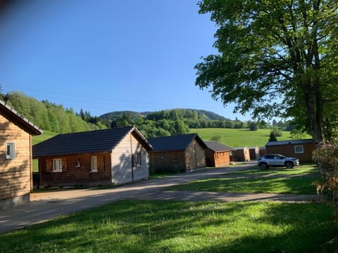 Camping Le Miroir Campingplatz /
Wohnmobil-Resort in Métabief