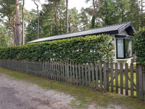 Mooi chalet met grote tuin op een 4 sterren park. Apartment in Flevoland, Netherlands