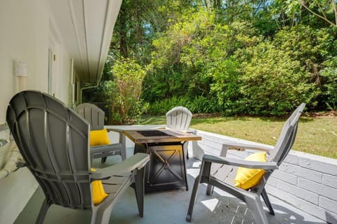 UF SUNSHINE HOUSE - Patio & BBQ & Fire Pit - Chef Kitchen - Upscale Neighborhood! House in Gainesville