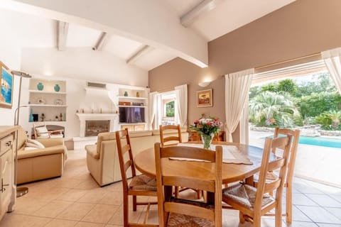 Villa for 9 people 15 mins walk from the beaches and the center of Ste Maxime Villa in Sainte-Maxime