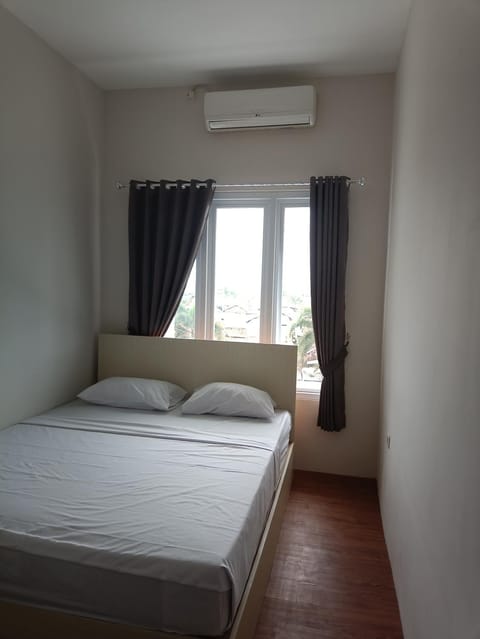 Bed, Photo of the whole room, Bedroom, air conditioner