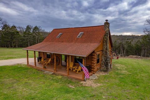 Family Friendly, Work Remotely, Spacious Log Cabin Haus in Mountain Home