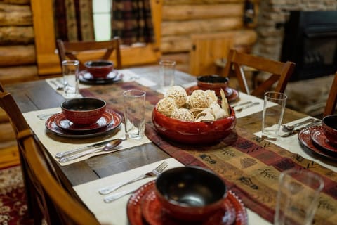 Family Friendly, Work Remotely, Spacious Log Cabin Haus in Mountain Home