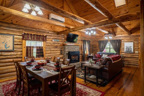 Family Friendly, Work Remotely, Spacious Log Cabin Casa in Mountain Home