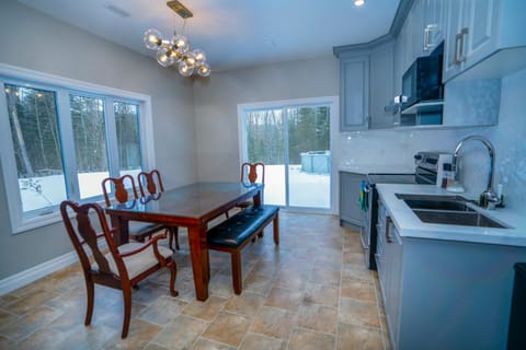 Mountain House in the Heart of Haliburton, Mins to Lake Haus in Dysart and Others