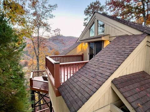 Mountain View Tree House w/ country club amenities Casa in Qualla