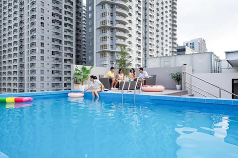 Property building, Day, People, Pool view, Swimming pool, group of guests