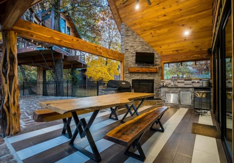 BBQ facilities, TV and multimedia, Breakfast, fireplace