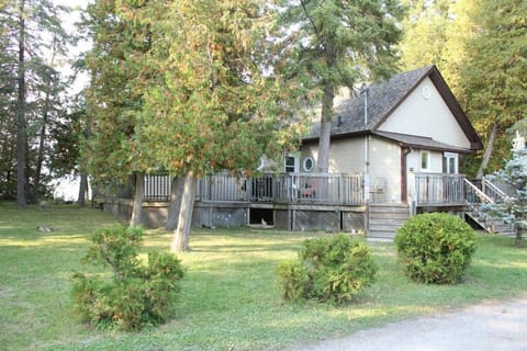Rustic Pines Waterfront Cottage *CLEAR WATER* House in Kawartha Lakes