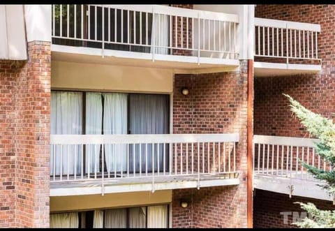 Lovely 2 Bedroom Condo with Pool Condo in Carrboro