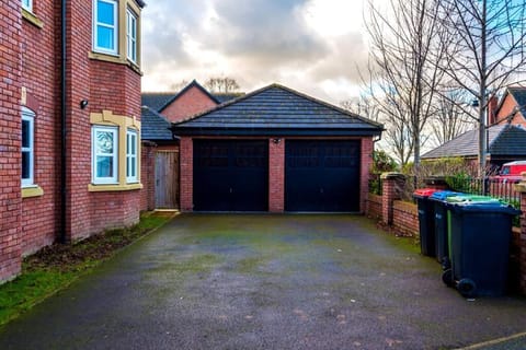 Luxury detached home in 168 Upton Grange House in Chester