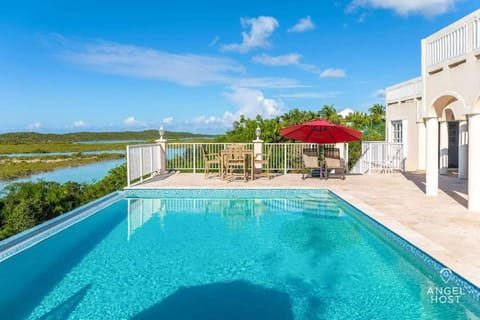 Breathtaking Chalk Sound Private Pool Sunset Villa Condominio in Turks and Caicos Islands