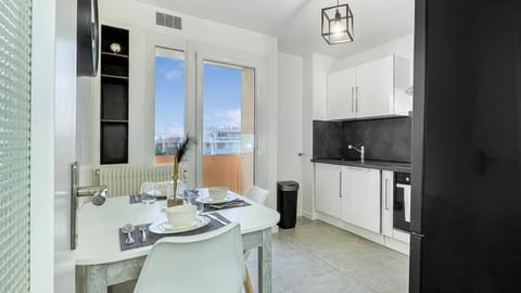 Kitchen or kitchenette, Dining area