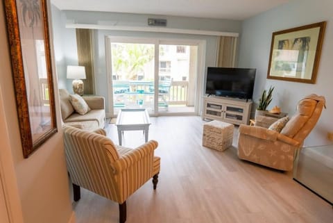 Four Winds F8 condo Apartment in Crescent Beach