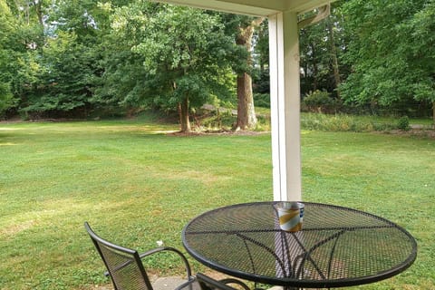 Eastlake Home with Patio Less Than 1 Mi to Lake Erie! Casa in Willoughby