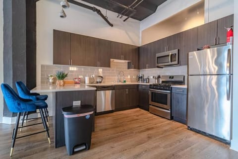 McCormick Place Spacious family heaven 3br-2ba that sleeps up to 8 guests with Optional Parking and Gym access Condo in South Loop