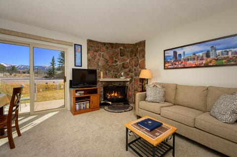 TV and multimedia, Living room, Seating area, fireplace