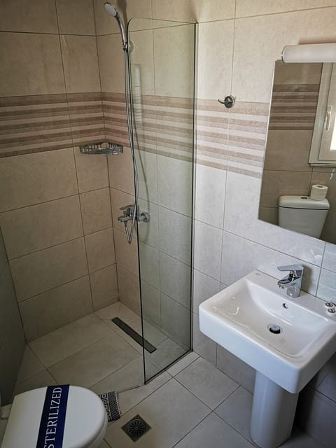 Shower, Toilet