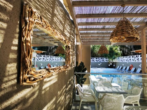 Restaurant/places to eat, Decorative detail, Swimming pool