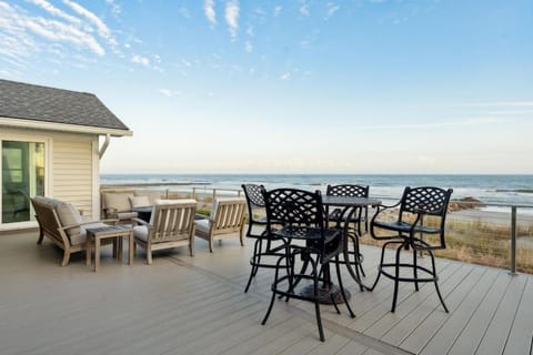 1105 E Arctic White Sands Stunning Oceanfront House Haus in Folly Beach