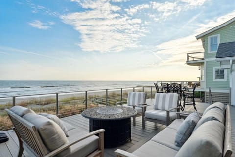1105 E Arctic White Sands Stunning Oceanfront House Haus in Folly Beach