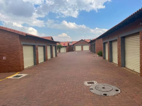 Centurion: Chilled Townhouse Condo in Pretoria