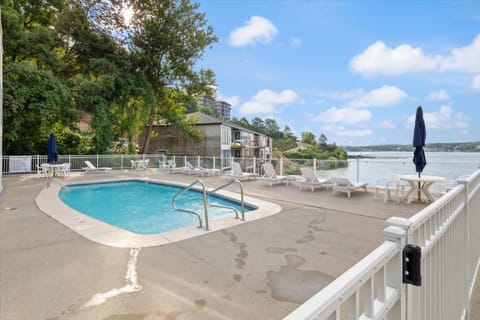 Emerald Bay Unit 1B Apartment in Lake of the Ozarks