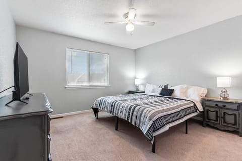 King Bed, TVs in Every Bedroom, Pet Friendly KMS1409 House in Manhattan
