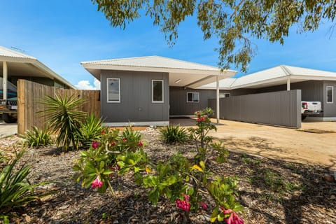 Property building, Neighbourhood, Garden view, Street view