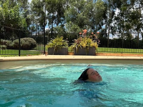 Wonga - A secluded oasis in the heart of Parkes House in Parkes
