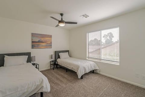 King Bed! Destination Glendale Luxury Home Apartment in Glendale