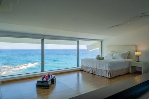 Photo of the whole room, Bedroom, Sea view